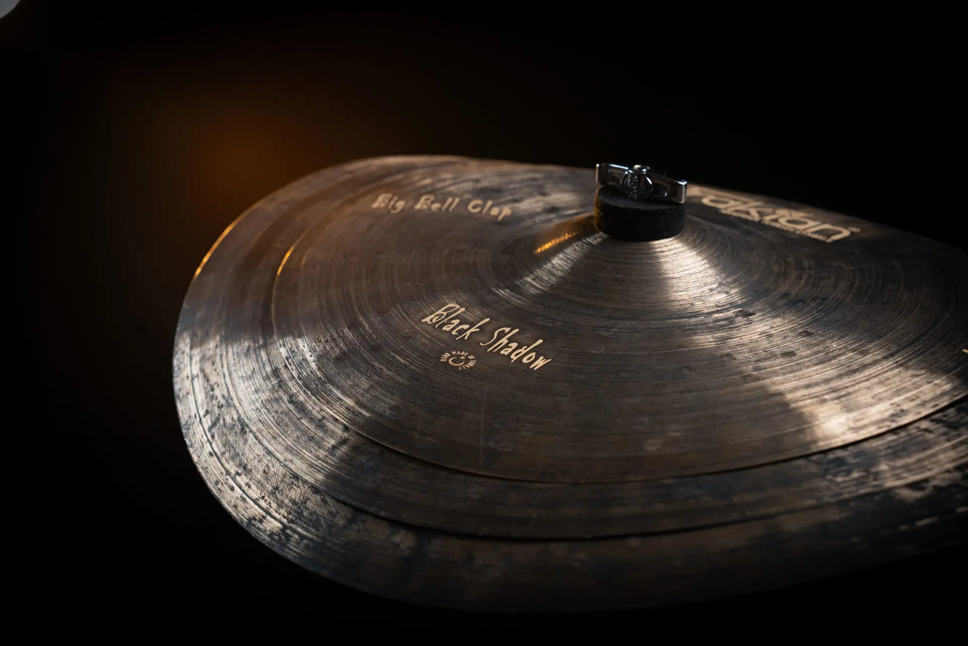 검은 그림자 큰 종 박수