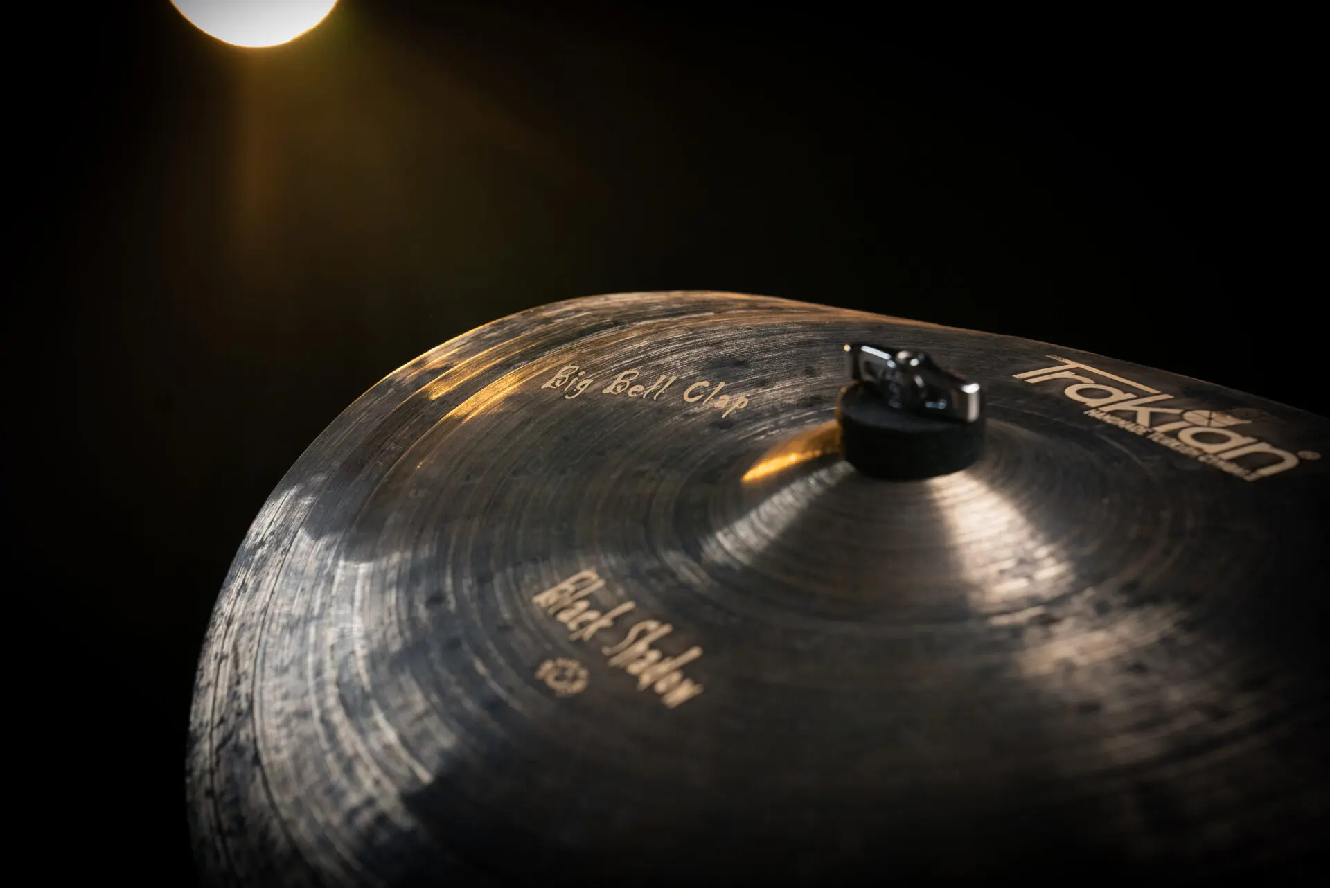 검은 그림자 큰 종 박수